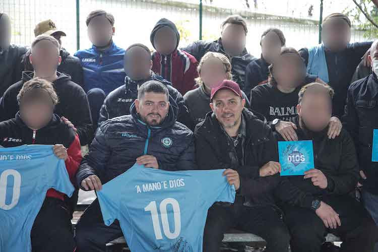 FOJA E DIEGO ARMANDO MARADONA JR. A NISIDA PER CONSEGNARE STRUMENTI MUSICALI E MAGLIE DA CALCIO AI RAGAZZI DELL’ISTITUTO PENALE MINORILE