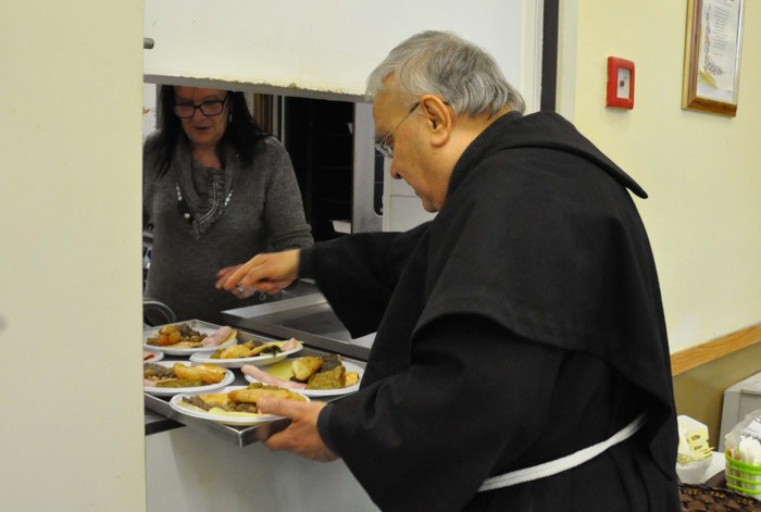 Vescovo serve il pranzo alla mensa dei poveri a Terni