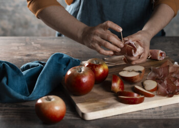 SALUMI E FRUTTA NELLA TAVOLA DELLE FESTE