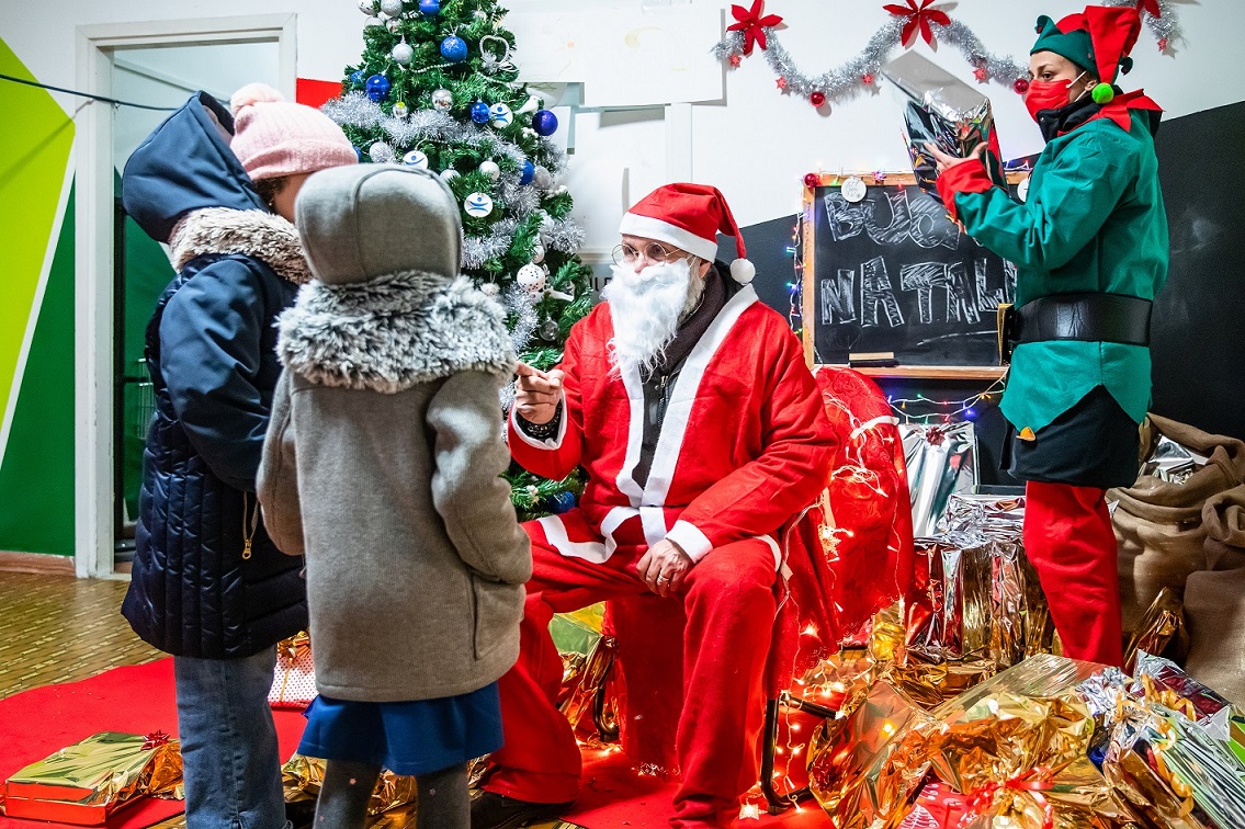 Il Natale di Progetto Arca: calde e gustose cene itineranti portate in strada e 1.500 batterie power bank in regalo, per la sicurezza di chi non ha riparo