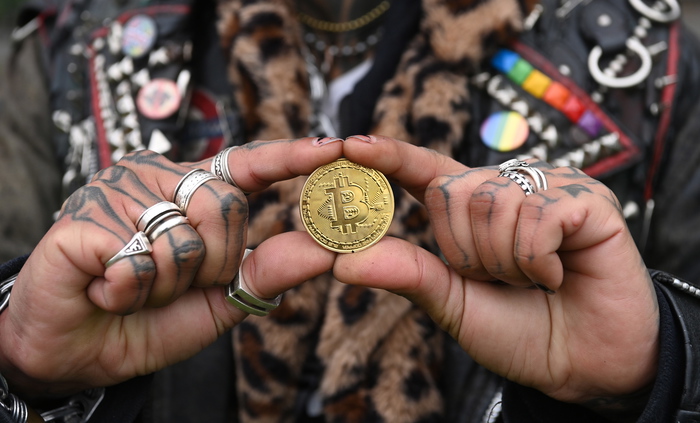 Bitcoin: nuovo crollo, -20% su fuga dal rischio