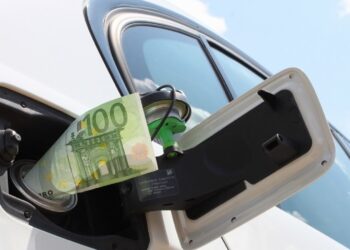 Caro carburanti, il 72% degli italiani usa di meno l’automobile