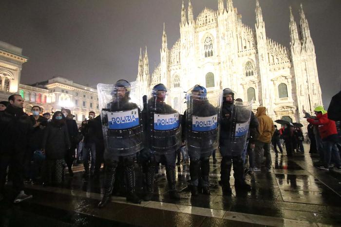 Cerca convincere i no green pass in piazza a vaccinarsi