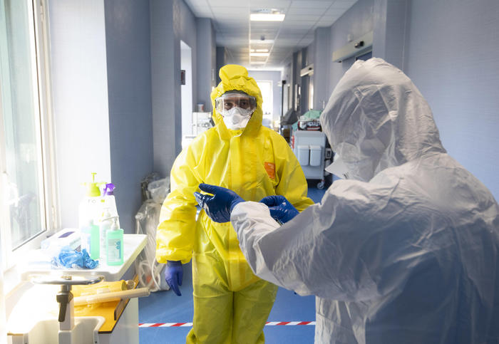 Covid: 15.021 positivi e 43 vittime in 24 ore