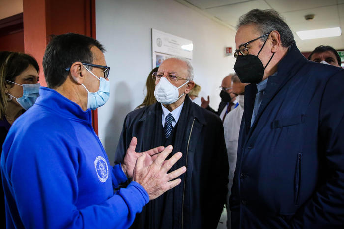 Covid: De Luca, nelle feste ci giochiamo salute ed economia