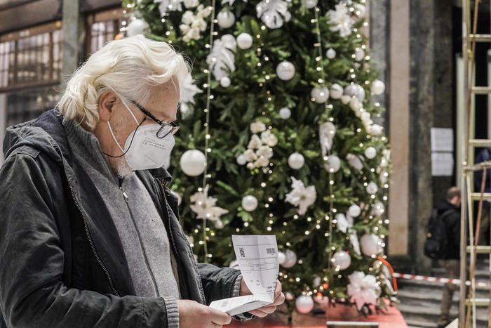 Covid, in 24 ore 16.806 casi. 72 le vittime. Aumentano i ricoveri