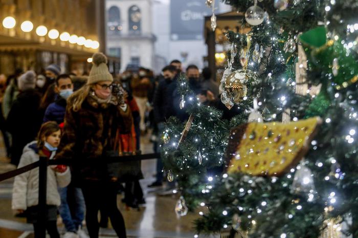 Covid: nuovo record positivi, 54.762 in 24 ore, 141 le vittime