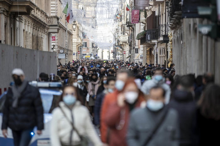 Covid: record di contagi, quasi 127mila in 24 ore