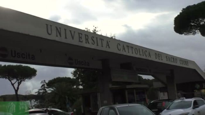 Da 11 anni insegna ai ragazzi malati di tumore, premiata da Mattarella