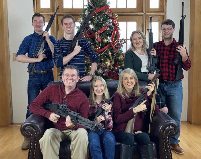 Foto di famiglia con le armi per Natale, bufera sul deputato Gop