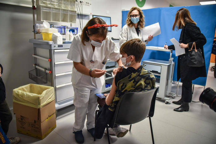 Iss, entro 5 mesi protezione vaccino al 92,7%, poi all’82,6%