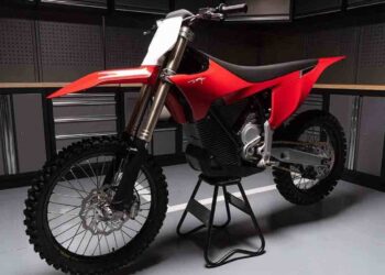 La moto da cross è elettrica: stessa potenza di una a combustione