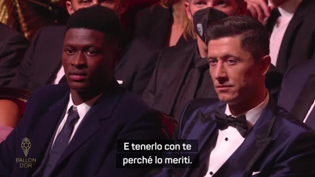 Messi a Lewandowski: "L'anno scorso lo meritavi tu"