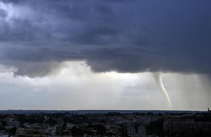Maltempo: allerta meteo, pioggia e venti forti al centro sud
