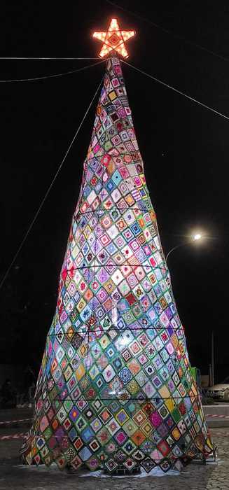 Natale: nel Napoletano l’Albero del riciclo ad uncinetto