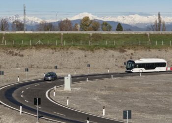 Nell’Arena del futuro dove le auto elettriche si ricaricano viaggiando