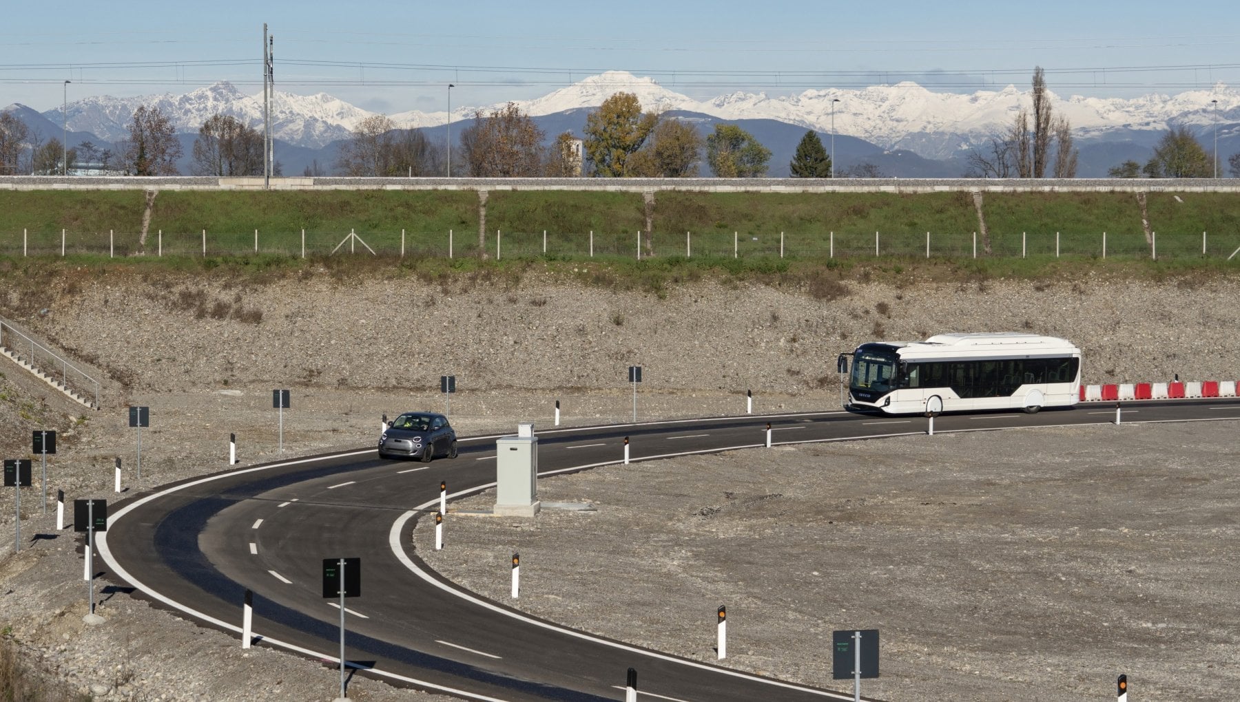 Nell’Arena del futuro dove le auto elettriche si ricaricano viaggiando