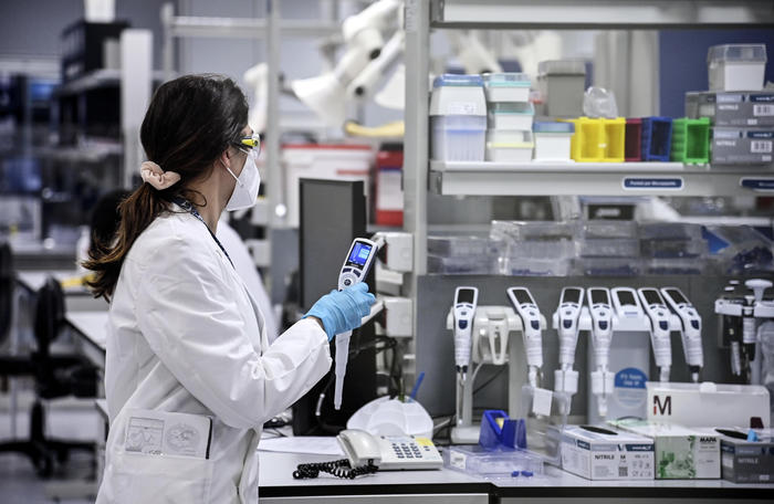 Omicron: anticorpi guariti prima ondata 8 volte più deboli