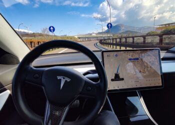 Partorisce nel traffico su una Tesla, grazie al pilota automatico