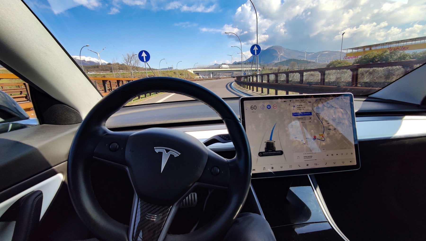 Partorisce nel traffico su una Tesla, grazie al pilota automatico