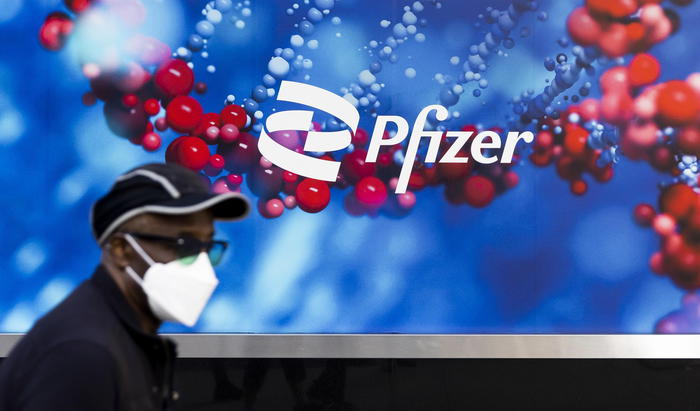 Pfizer, possibile in primavera vaccino adattato a Omicron