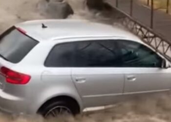 Romania, come rovinare una Audi nel fiume in piena
