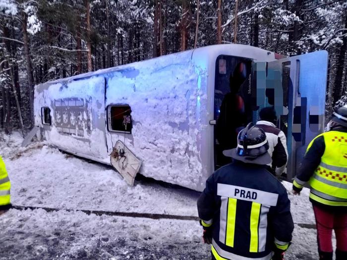Scuolabus si ribalta sulla neve, 2 feriti in Alto Adige