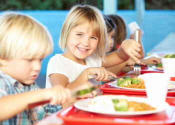 Frutta e verdura ai bambini? Buoni i risultati partendo dai menu della mensa scolastica