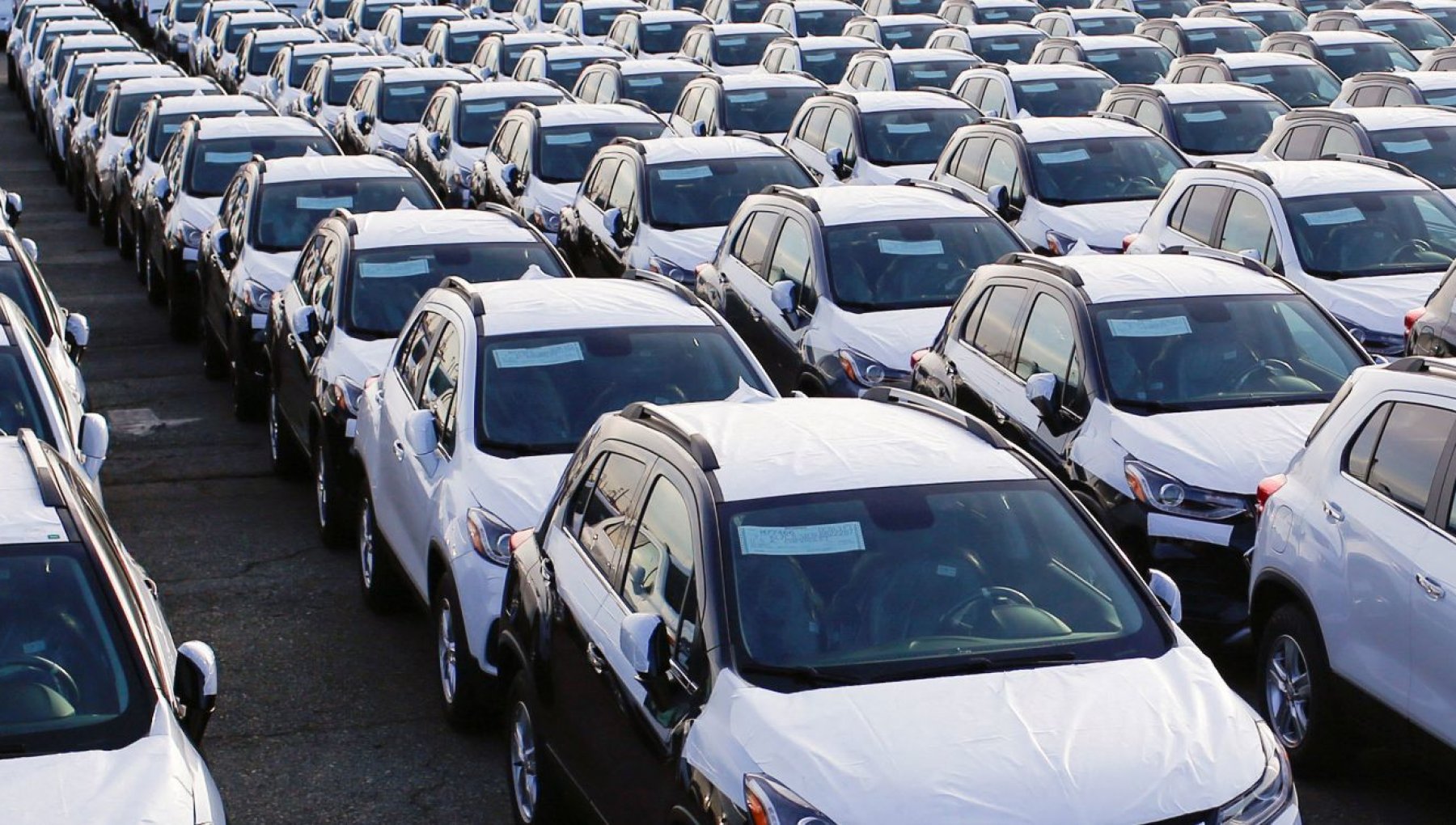 Vendite auto, il 2021 terzo anno di crisi. Promotor: “Per l’elettrico serve un piano”