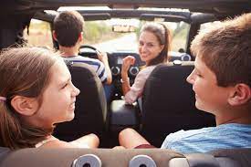 Viaggi in auto con i figli, i consigli per renderli più sicuri