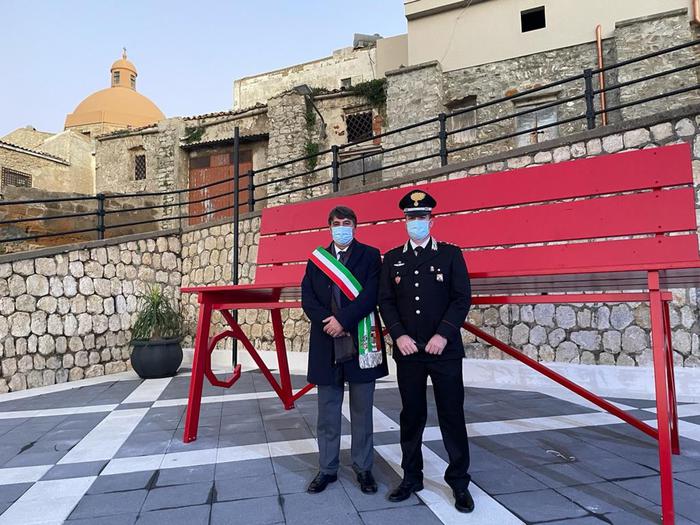 Violenza donne: a Siculiana panchina rossa gigante in piazza