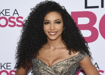 Cheslie Kryst, che viveva al nono piano dell'edificio da 60 piani, era da sola - secondo quanto riportato dai media americani - quando si è lanciata nel vuoto.