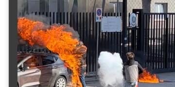 Il racconto dei testimoni: «Era una montagna in fiamme» «Era una montagna di fiamme – raccontano Roberto Viatore e Dmytro Berezyak, i testimoni che hanno soccorso il trent’enne – quando lo abbiamo visto avvicinarsi alla caserma con una tanica non avremmo mai pensato che si sarebbe realmente cosparso di liquido infiammabile per darsi fuoco». Descrivono quei momenti di sconcerto e tensione i due operai dell’officina situata vicino al presidio dei militari: «Stavamo lavorando e all’improvviso abbiamo visto un signore scendere da una 600 gialla con una tanica di benzina, poi quando ci siamo accorti che aveva cominciato a buttarsela addosso tirando fuori un accendino per istinto abbiamo preso gli estintori e siamo corsi a soccorrerlo, in questo modo abbiamo evitato il peggio. Per tutto il tempo – concludono i due lavoratori ancora scioccati dall’accaduto – l’uomo non ha mai detto nulla, neanche una parola, ma fortunatamente siamo riusciti ad intervenire ed è ancora vivo».
