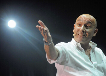 Il comico MAURIZIO BATTISTA con il nuovo spettacolo “TUTTI CONTRO TUTTI”