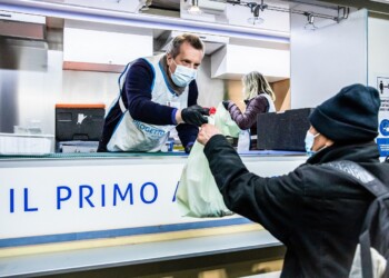 Progetto Arca raggiunge le persone senzatetto con 2.000 pasti caldi in strada ogni settimana con la Cucina Mobile