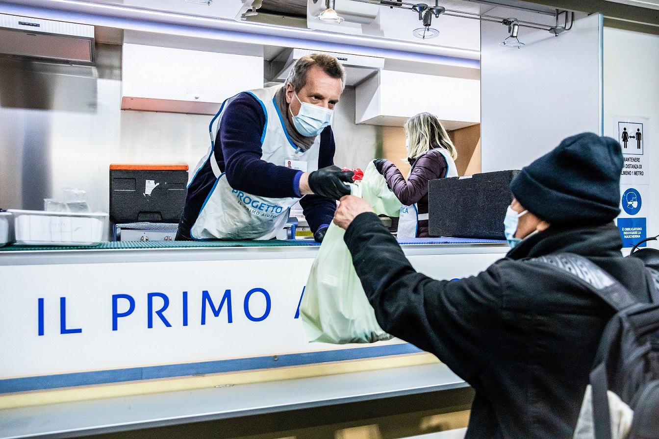 Progetto Arca raggiunge le persone senzatetto con 2.000 pasti caldi in strada ogni settimana con la Cucina Mobile