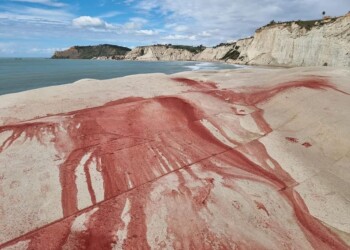 “Imbrattata la Scala dei Turchi. Atto gravissimo, un vero colpo al cuore”.