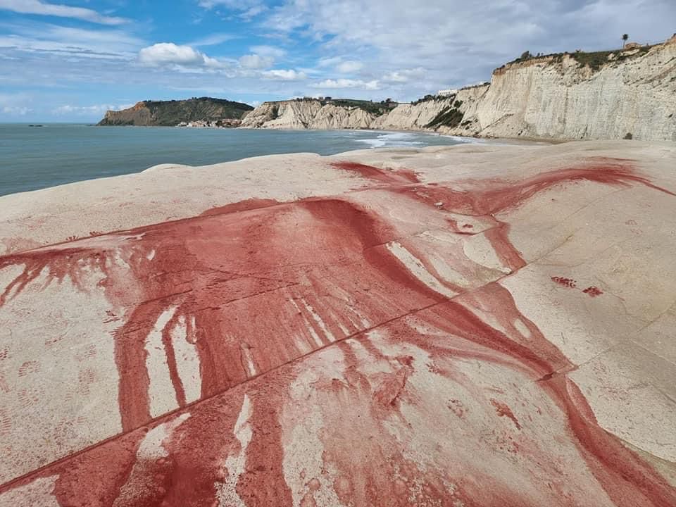 “Imbrattata la Scala dei Turchi. Atto gravissimo, un vero colpo al cuore”.