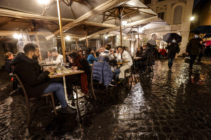 A Roma 15% locali a orario ridotto per quarantene e contagi