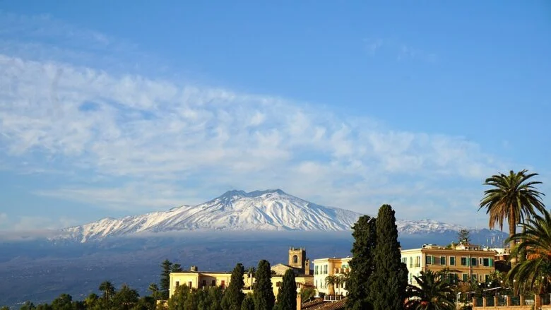 Sì, perché la Sicilia è terra di grandi vini e di ottimo cibo. Le panelle palermitane, il cous-cous di pesce di Trapani, il vino di Marsala o il bianco dell’Etna, le arancine o arancini,