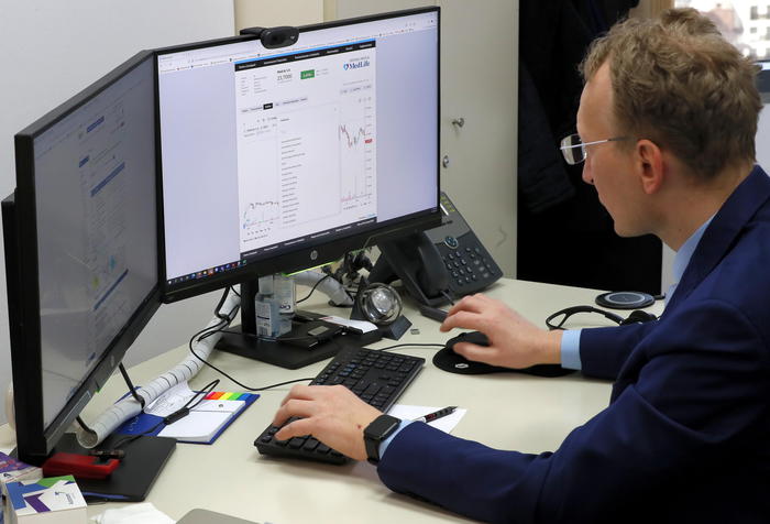 Borsa: Europa chiude in rosso, Parigi -1,75%, Londra -1,2%