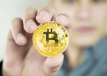 Cathie Wood ha comprato tre titoli crypto tra le vendite di BTC