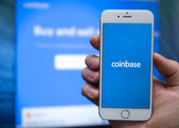 Cathie Wood molla Twitter per investire in un titolo crypto