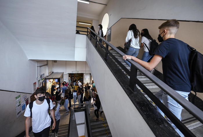 Covid: Gualtieri, al lavoro su ventilazione ambienti scuole