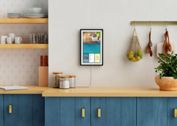 Echo Show 15, la cornice smart di Amazon arriva in Italia
