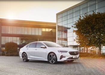 Insignia è “Auto media superiore dell’anno” per la quinta volta consecutiva