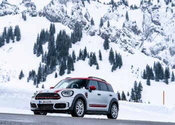Con la nuova Mini JCW Countryman tra neve fresca e castelli fiabeschi