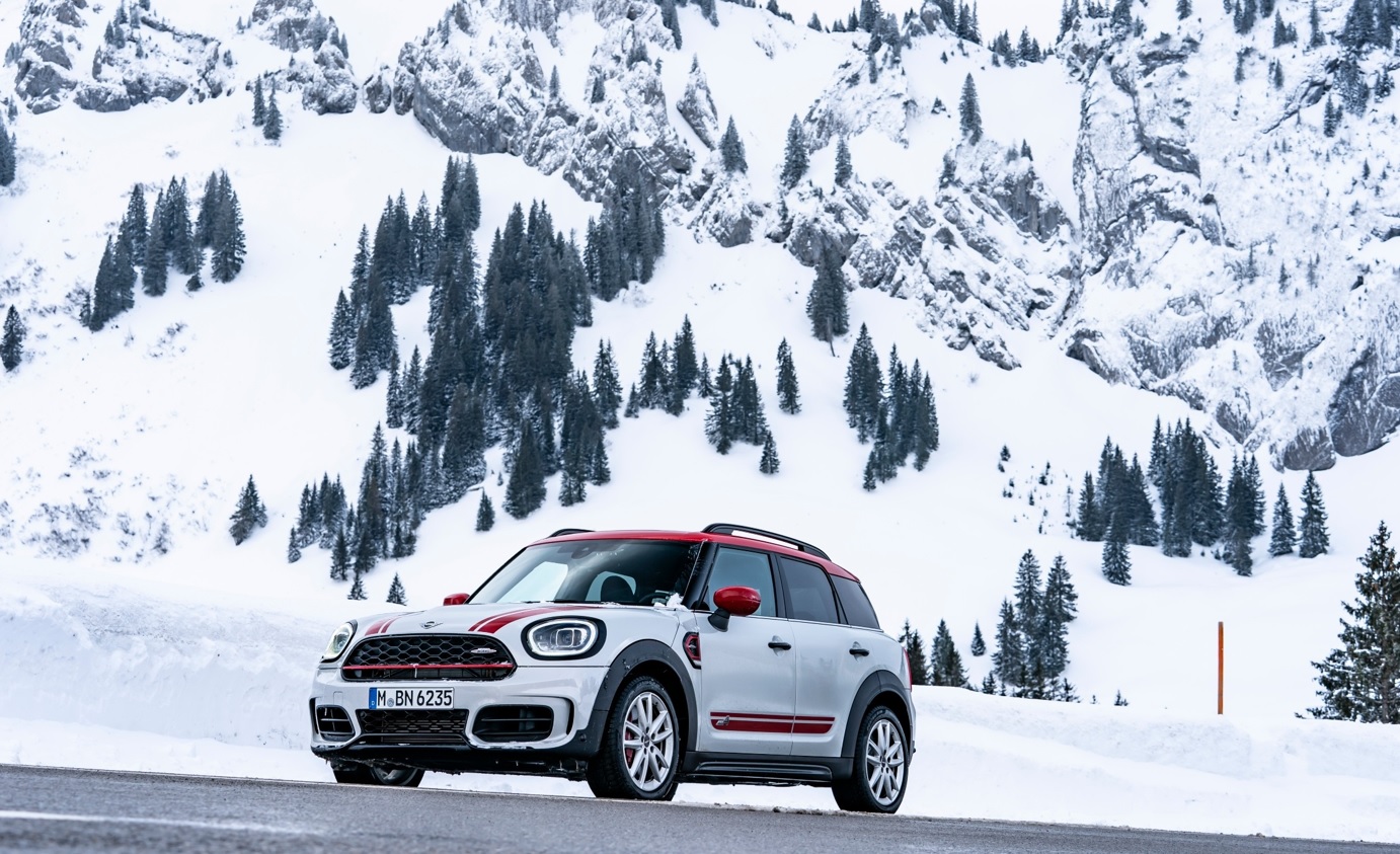 Con la nuova Mini JCW Countryman tra neve fresca e castelli fiabeschi