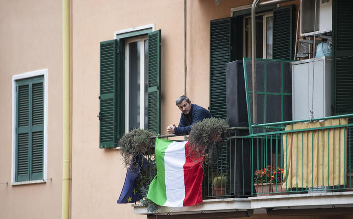 Mattarella: il Tricolore alle finestre ha segnato la memoria del Paese