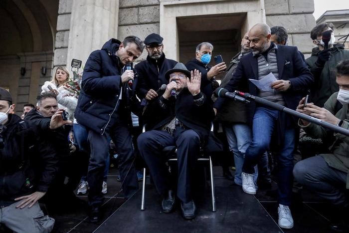 No vax in piazza S.Giovanni a Roma, tanti senza mascherina